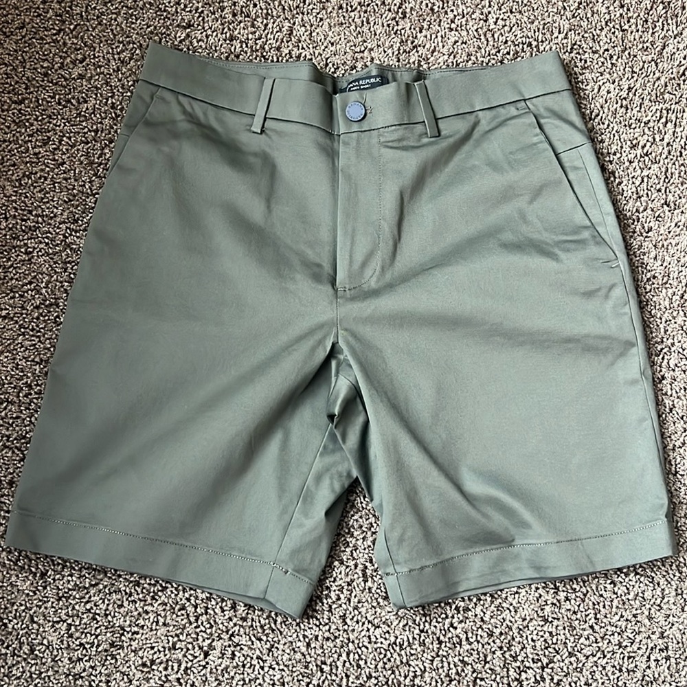 Banana Republic Aiden Short 32, Dark Olive Green